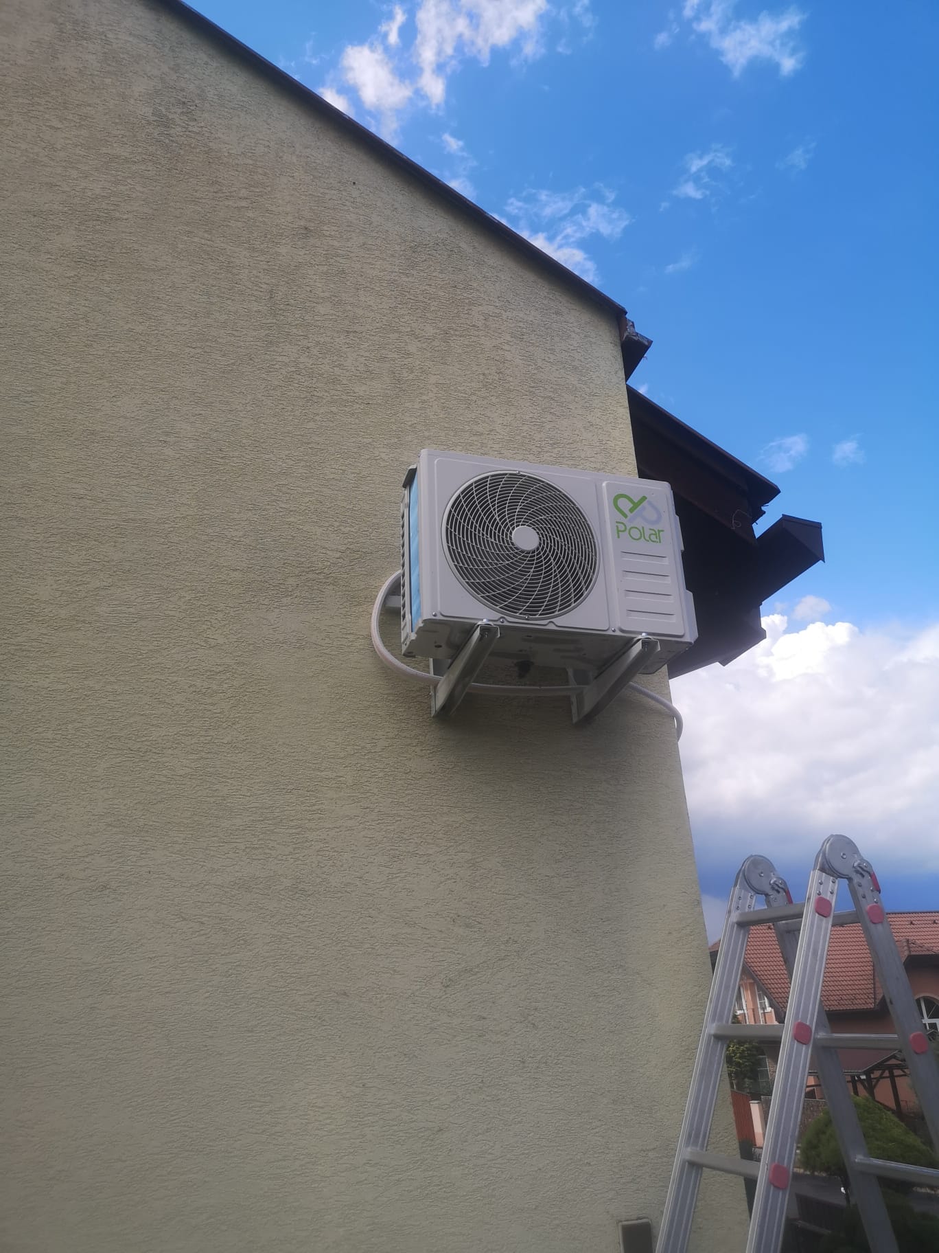 Vonkajšia jednotka na fasáde rodinného domu